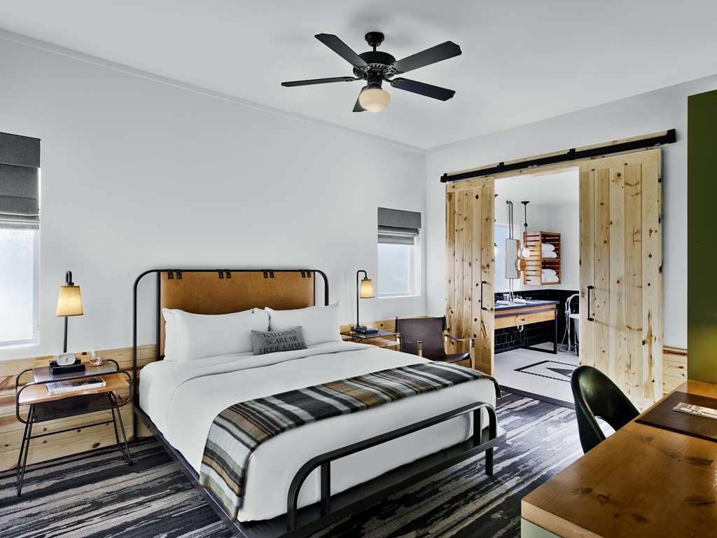 Cavalry Court, By Valencia Hotel Collection College Station Pokoj fotografie