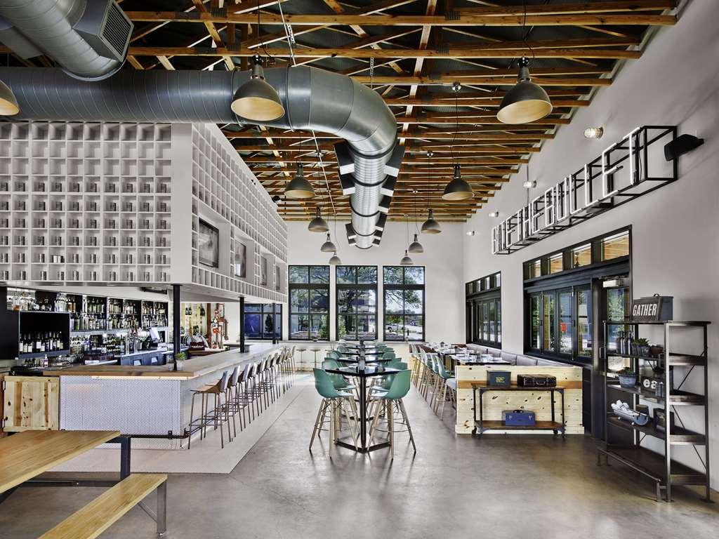 Cavalry Court, By Valencia Hotel Collection College Station Restaurace fotografie