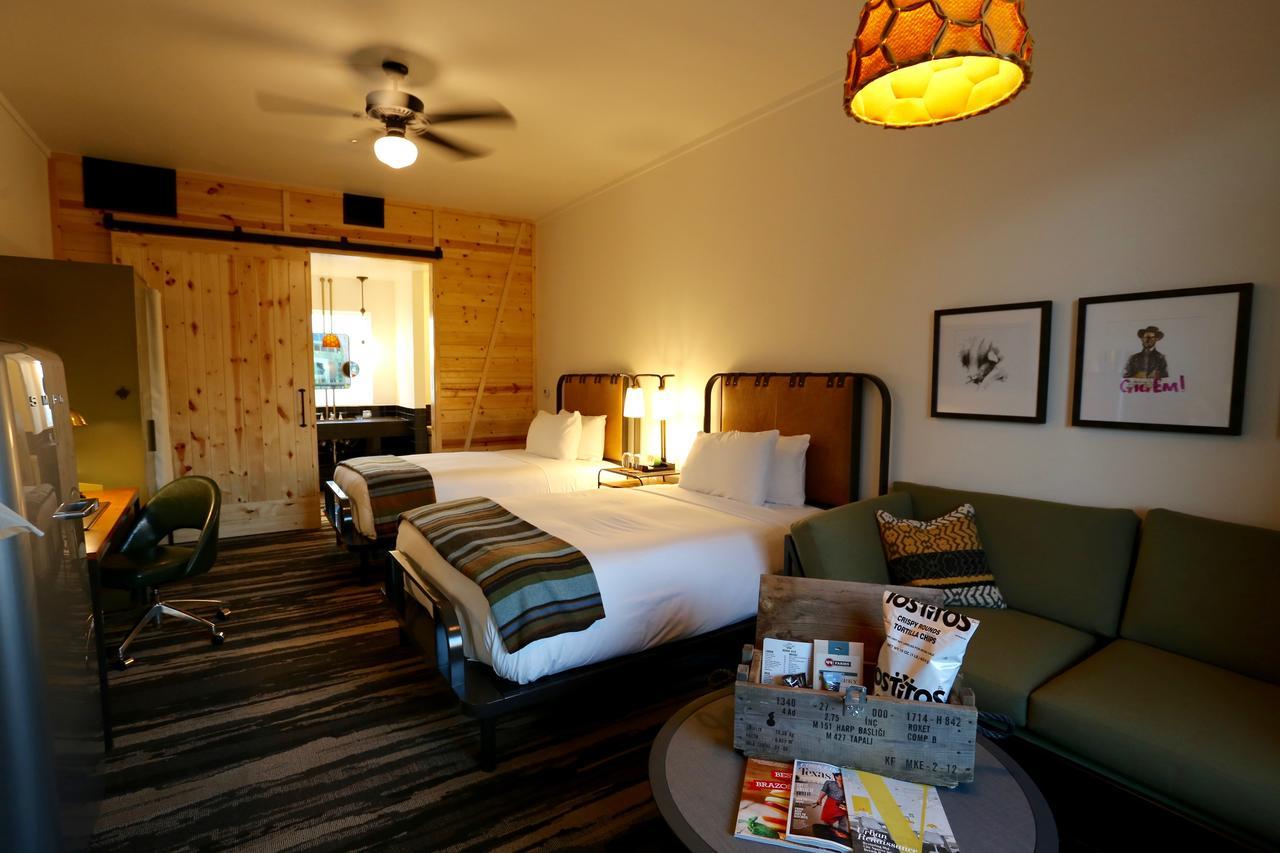 Cavalry Court, By Valencia Hotel Collection College Station Exteriér fotografie