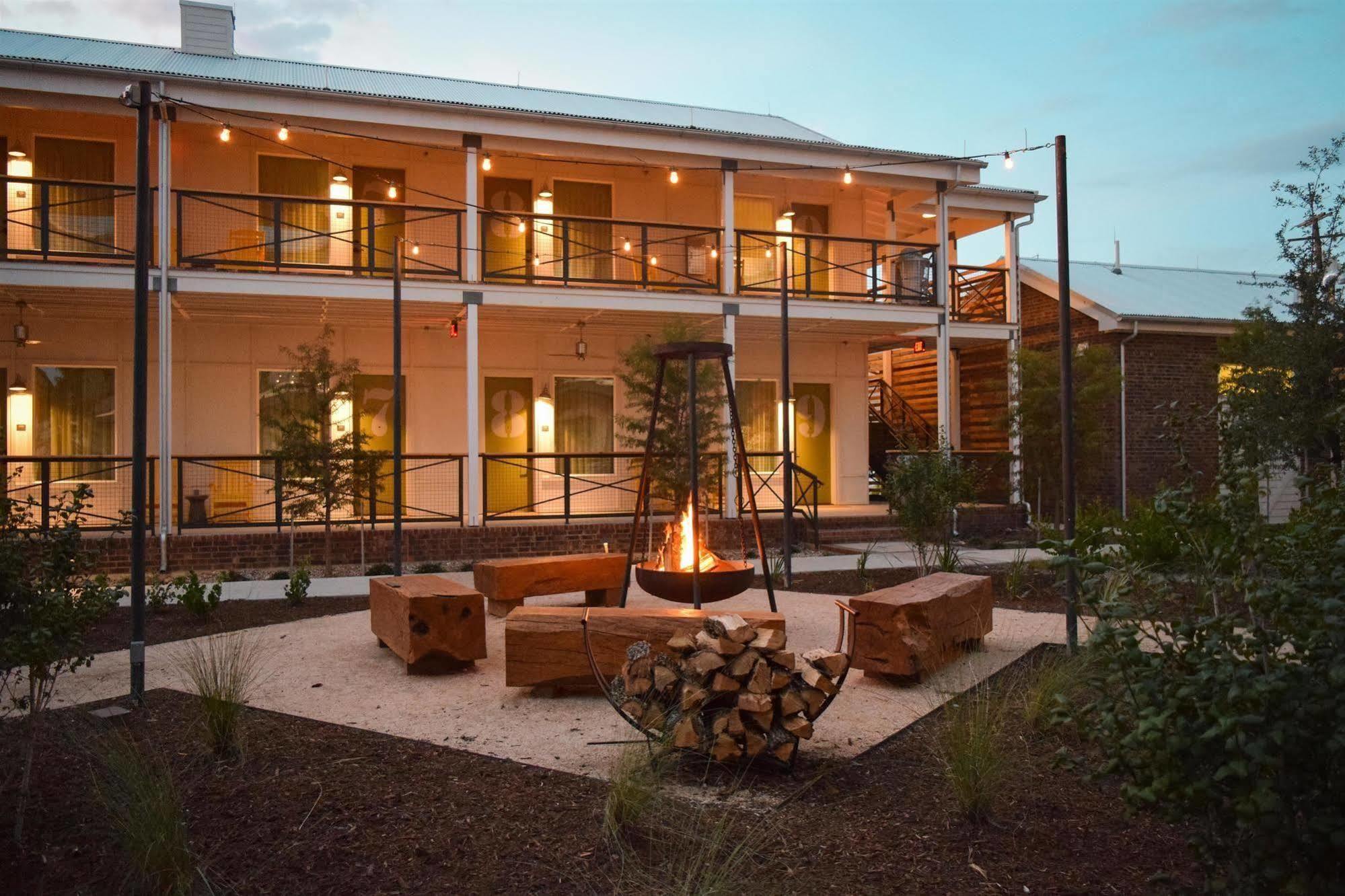 Cavalry Court, By Valencia Hotel Collection College Station Exteriér fotografie